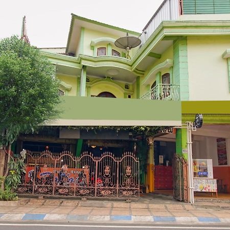 Oyo Life 3103 Opo Homestay & Kost Malang Esterno foto