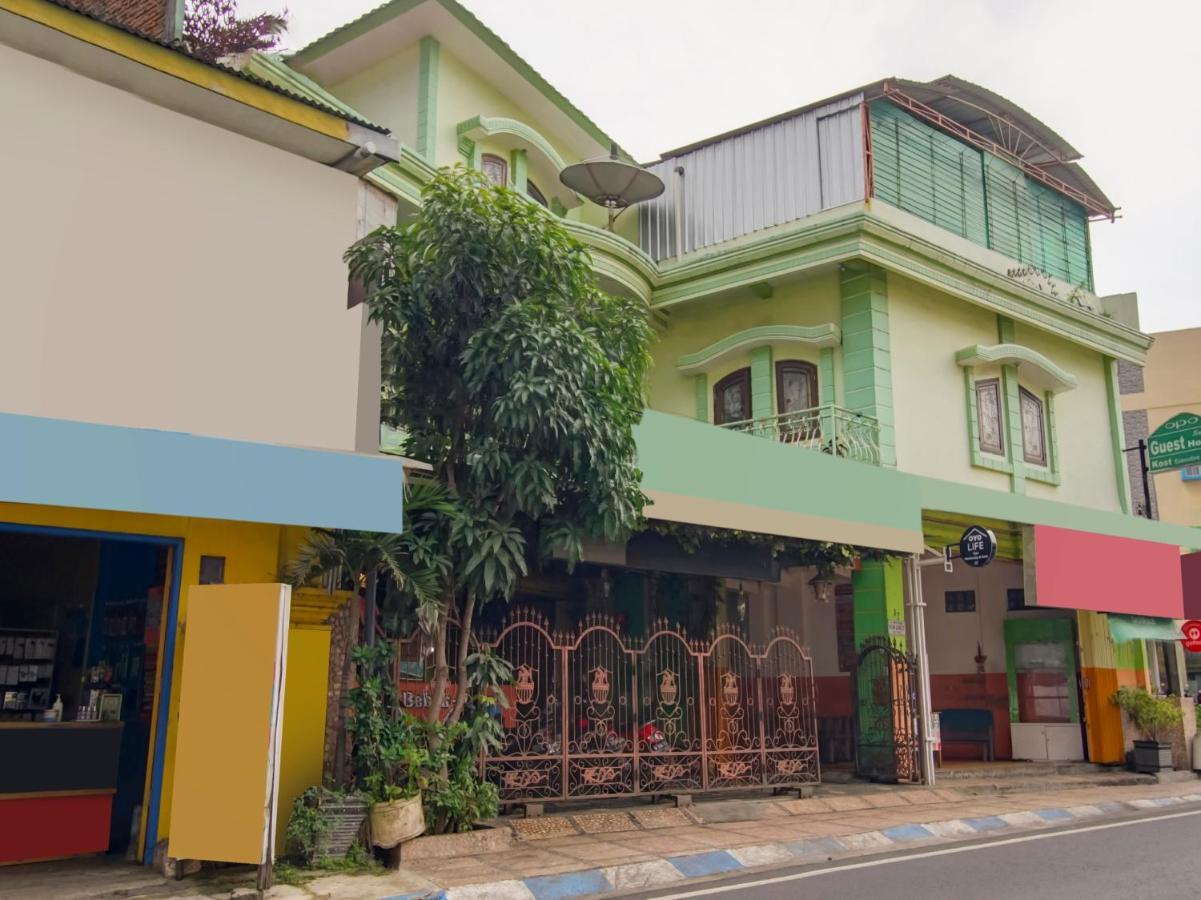 Oyo Life 3103 Opo Homestay & Kost Malang Esterno foto