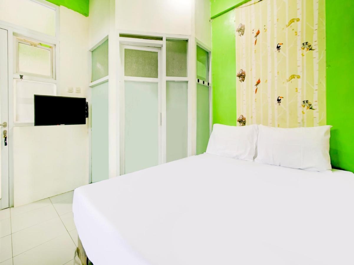 Oyo Life 3103 Opo Homestay & Kost Malang Esterno foto