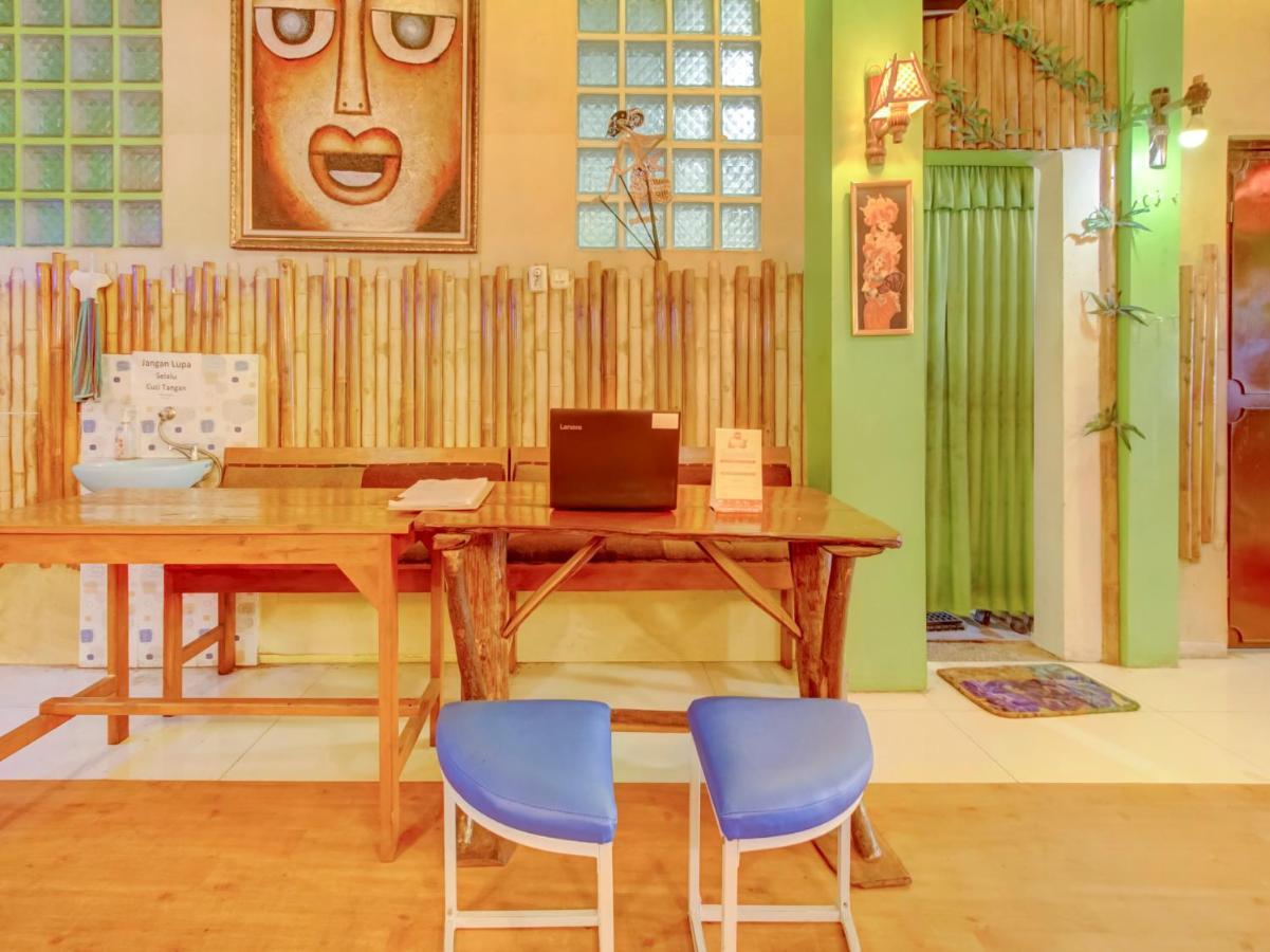 Oyo Life 3103 Opo Homestay & Kost Malang Esterno foto