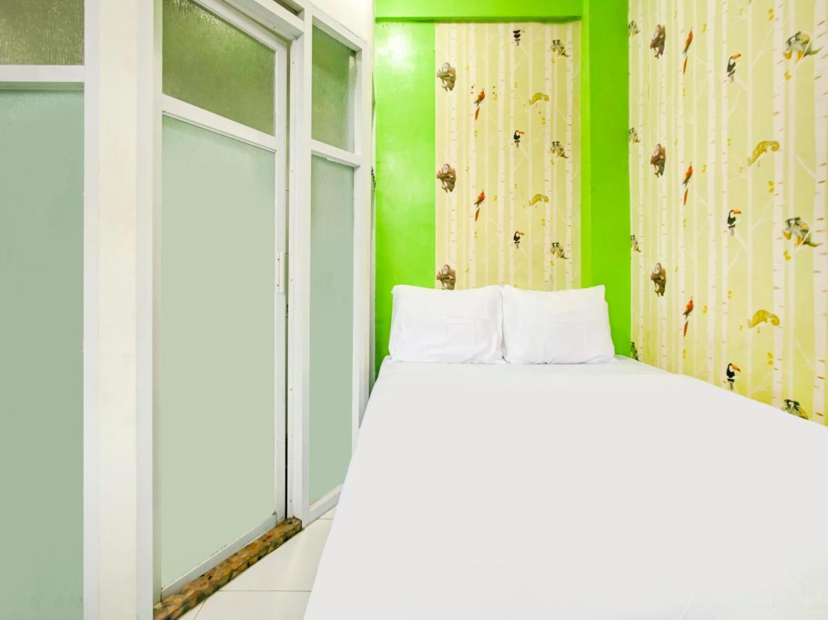 Oyo Life 3103 Opo Homestay & Kost Malang Esterno foto