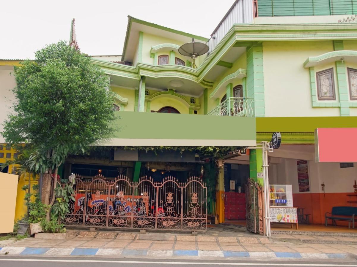 Oyo Life 3103 Opo Homestay & Kost Malang Esterno foto