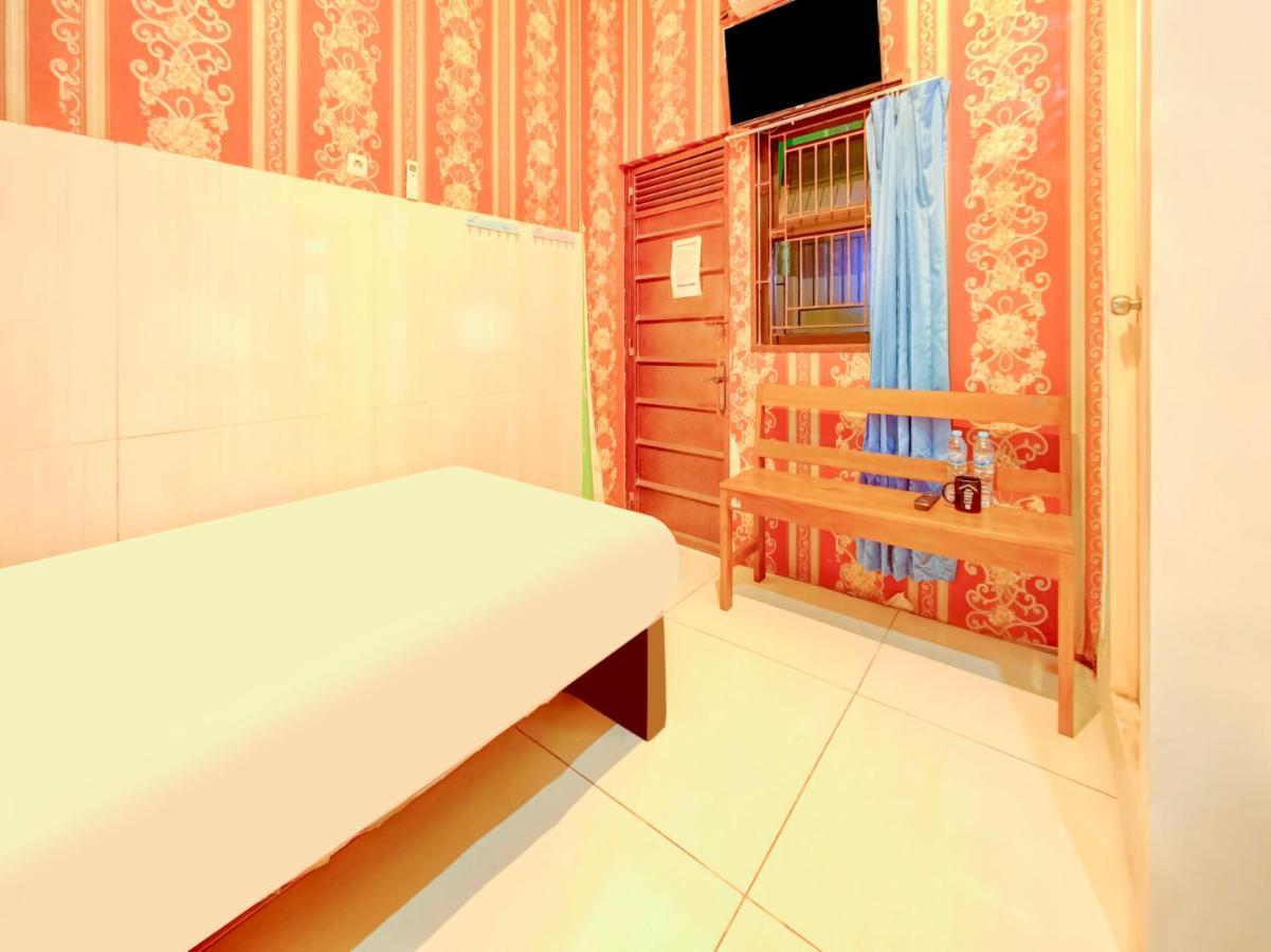Oyo Life 3103 Opo Homestay & Kost Malang Esterno foto