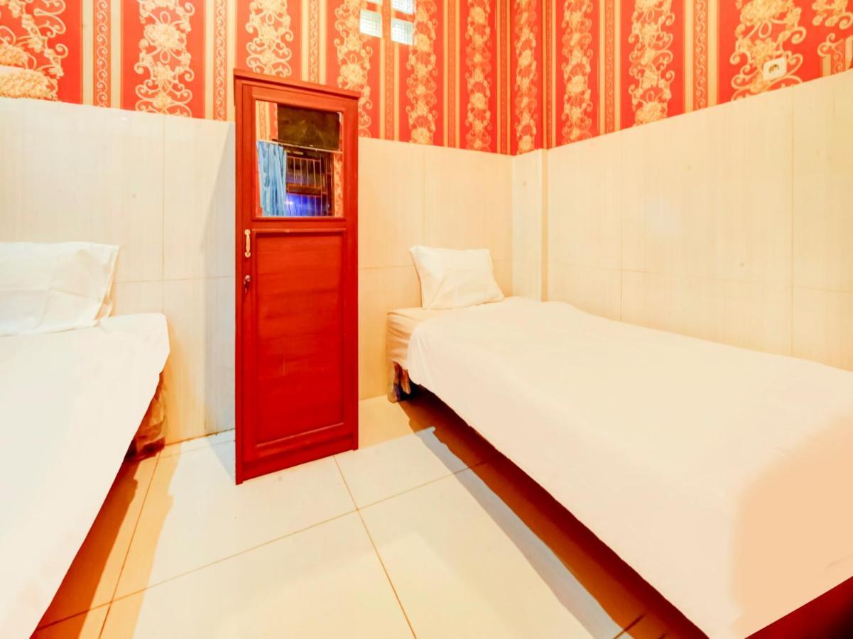 Oyo Life 3103 Opo Homestay & Kost Malang Esterno foto