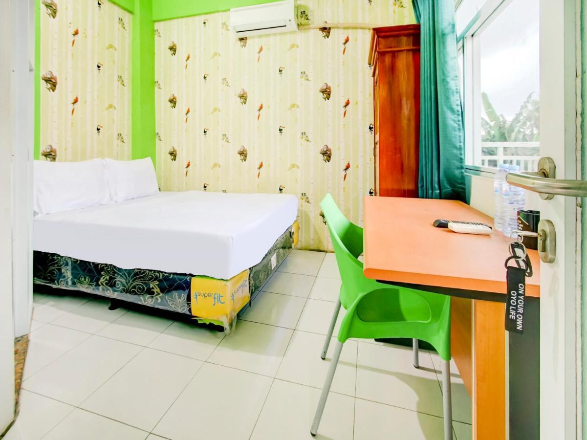 Oyo Life 3103 Opo Homestay & Kost Malang Esterno foto