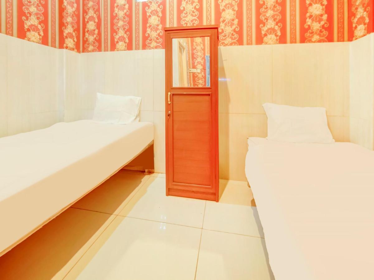 Oyo Life 3103 Opo Homestay & Kost Malang Esterno foto