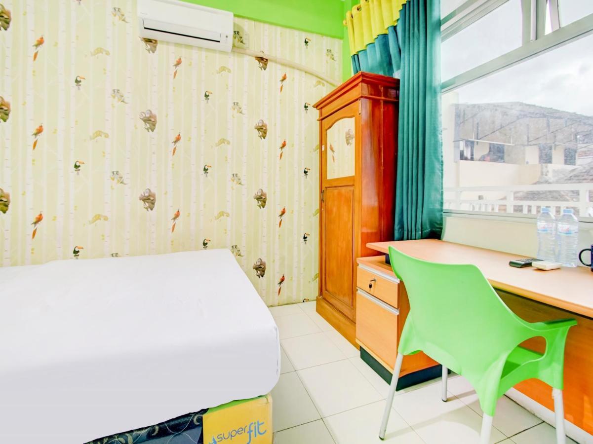 Oyo Life 3103 Opo Homestay & Kost Malang Esterno foto
