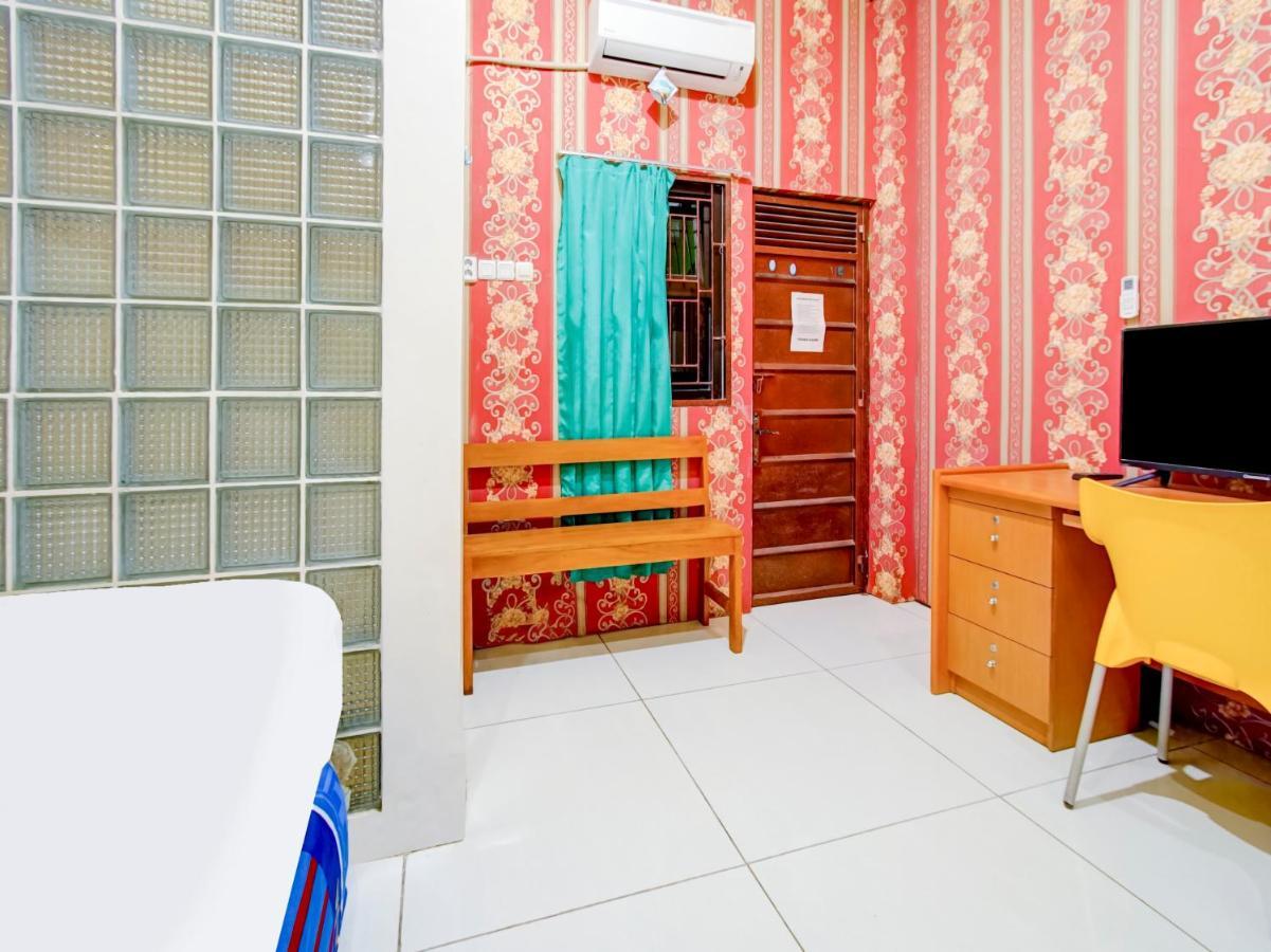 Oyo Life 3103 Opo Homestay & Kost Malang Esterno foto