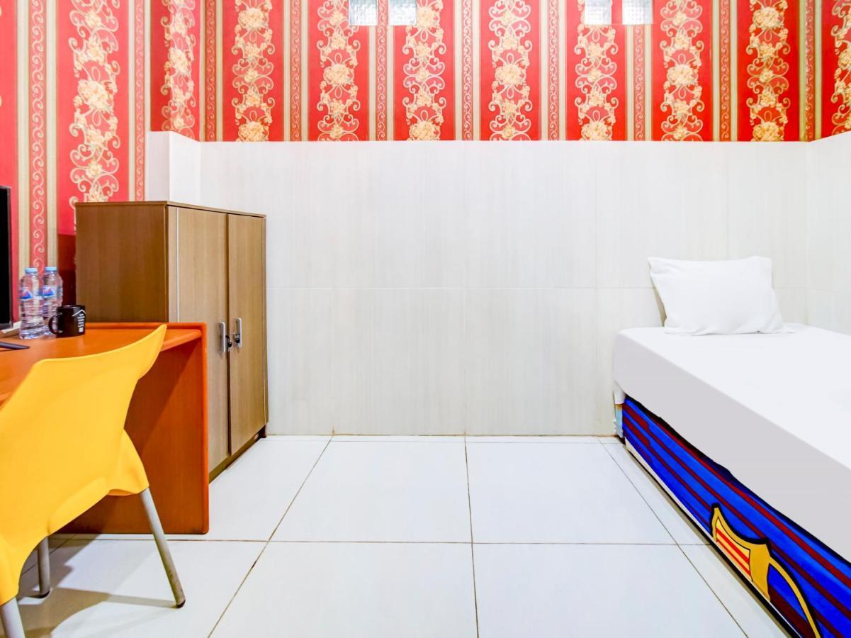 Oyo Life 3103 Opo Homestay & Kost Malang Esterno foto