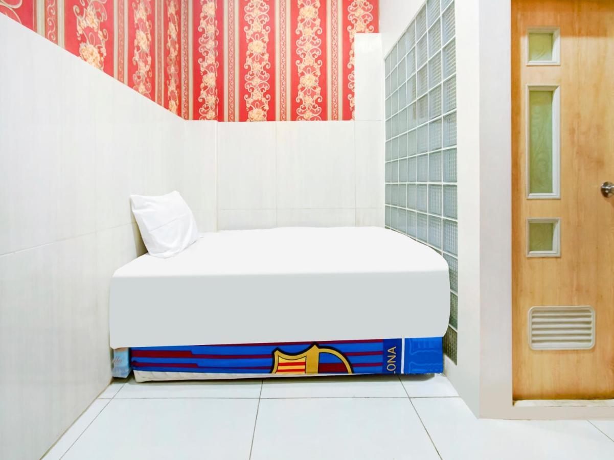 Oyo Life 3103 Opo Homestay & Kost Malang Esterno foto