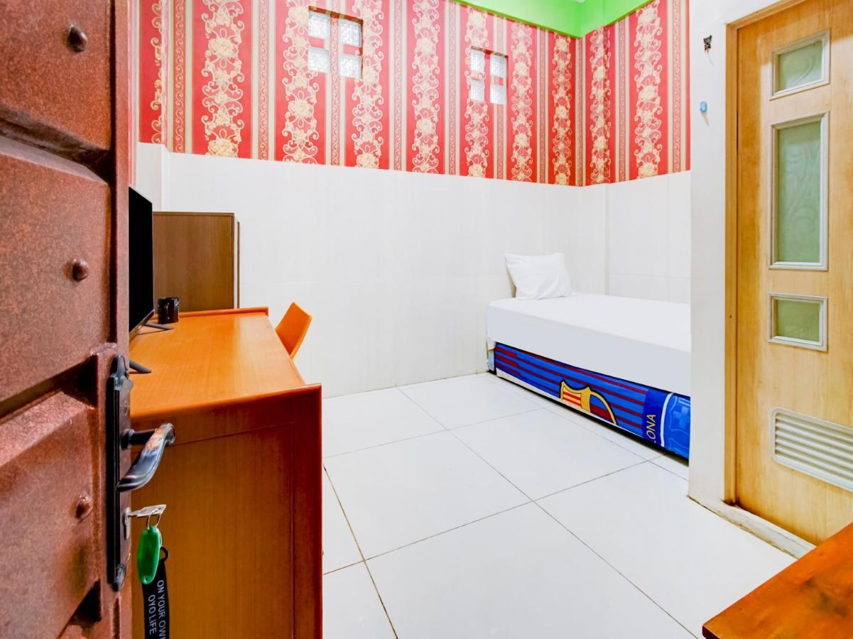 Oyo Life 3103 Opo Homestay & Kost Malang Esterno foto
