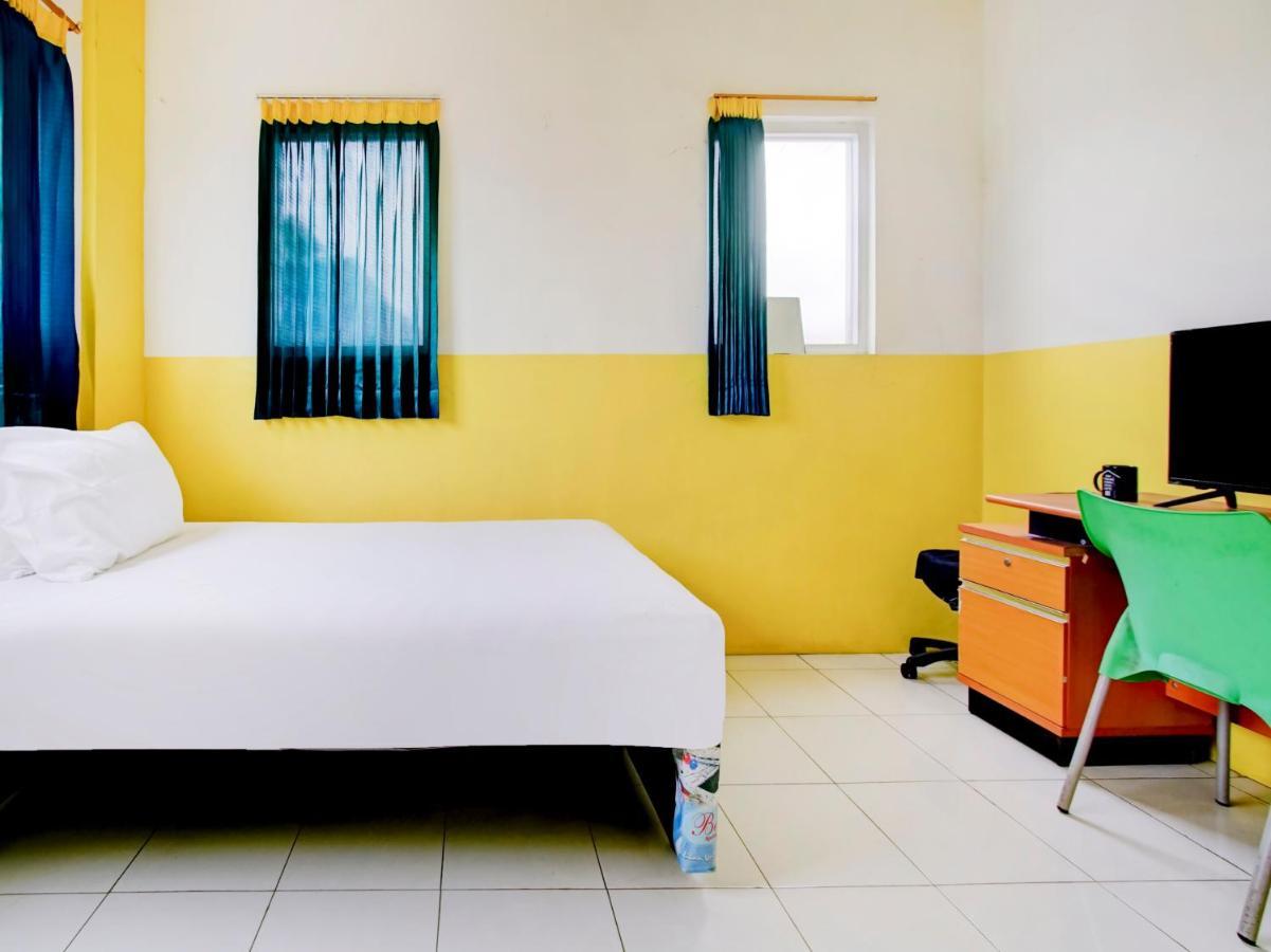 Oyo Life 3103 Opo Homestay & Kost Malang Esterno foto
