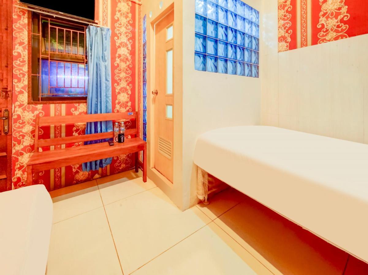 Oyo Life 3103 Opo Homestay & Kost Malang Esterno foto