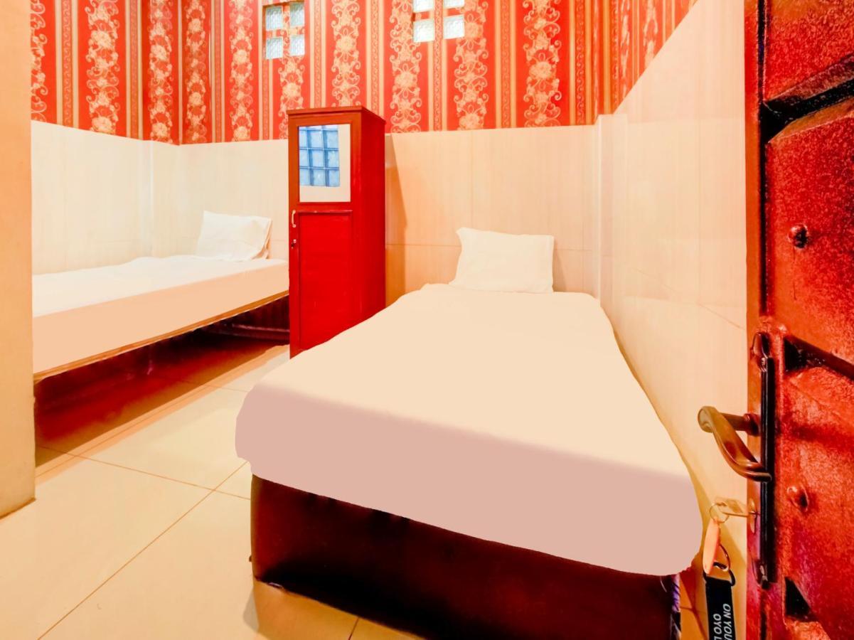 Oyo Life 3103 Opo Homestay & Kost Malang Esterno foto